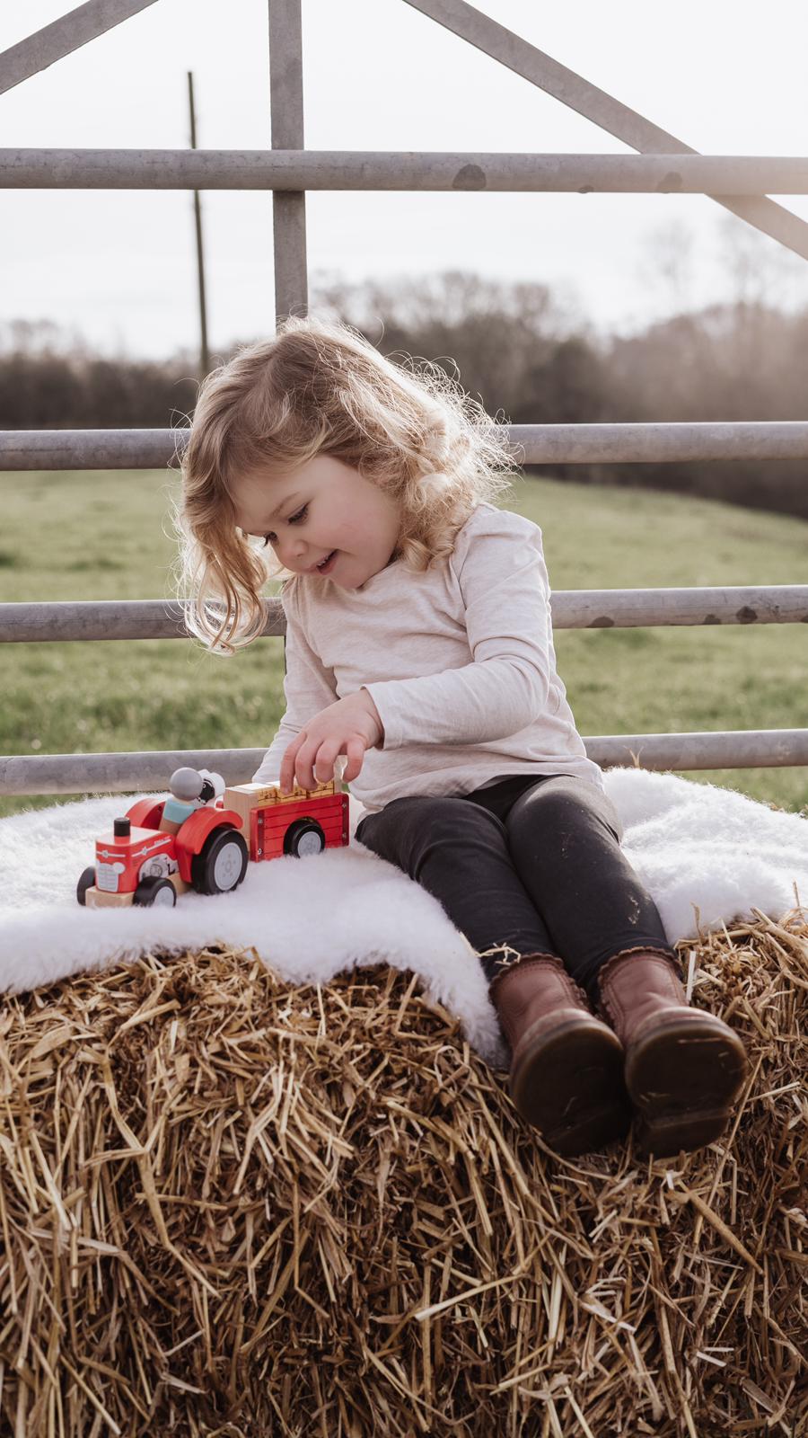 Wooden toys - Tractor and bales