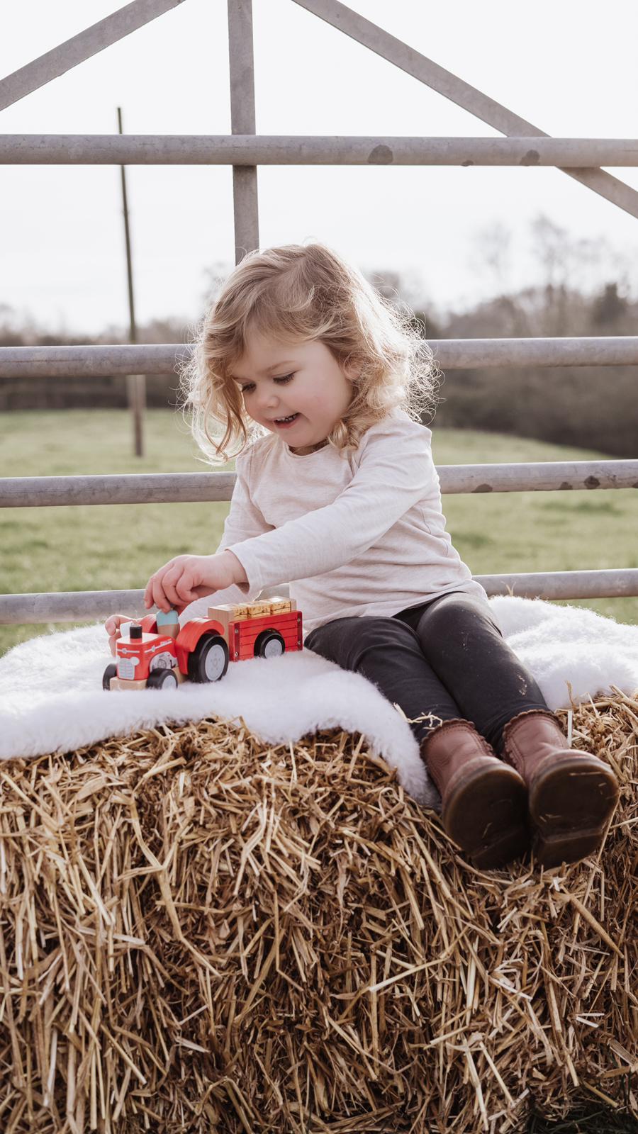 Wooden toys - Tractor and bales
