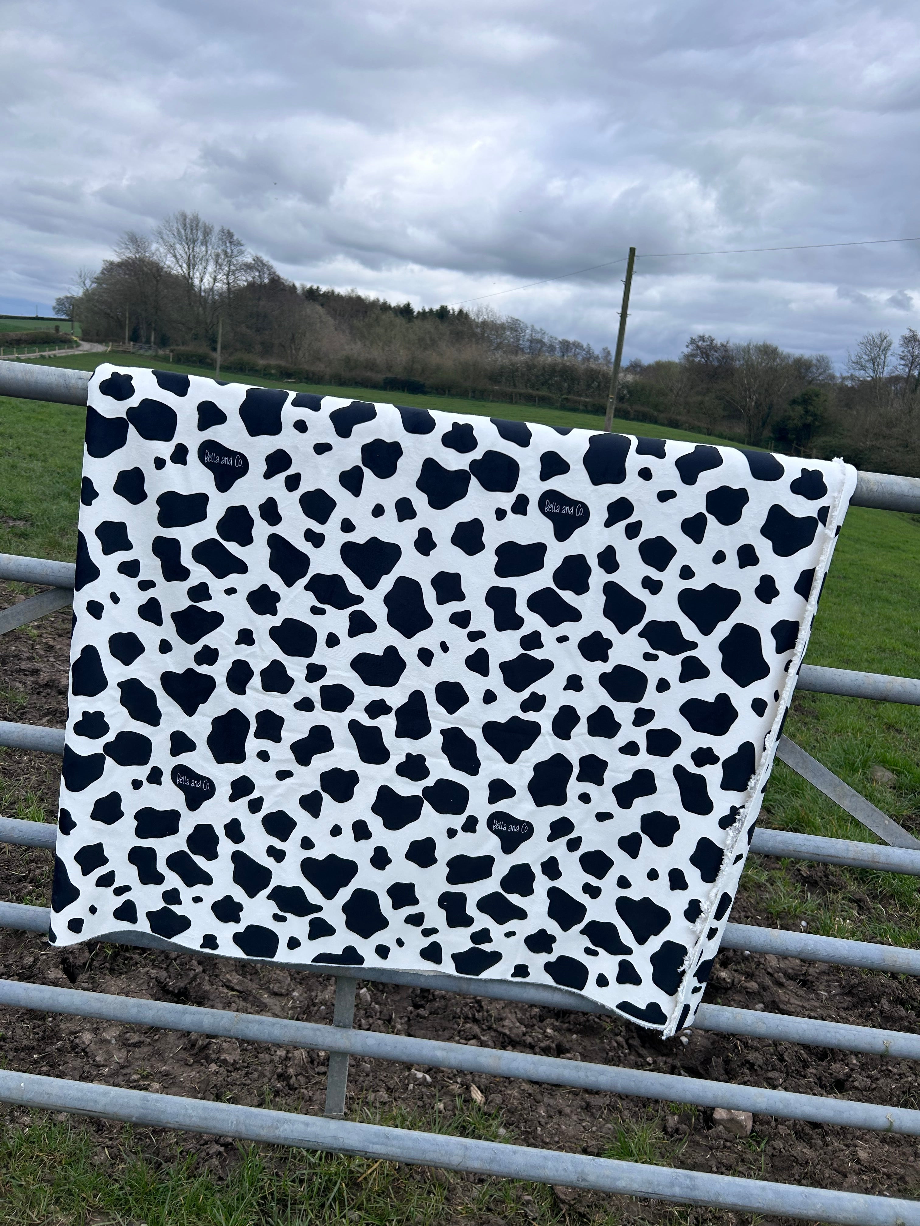 Sherpa cow print blanket (black)