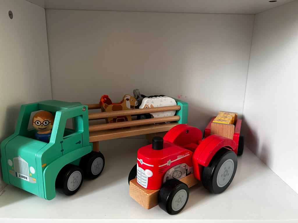 Wooden toys - Lorry and animals