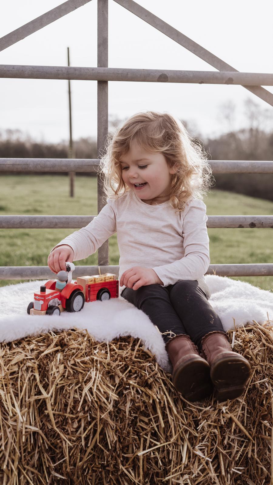 Wooden toys - Tractor and bales