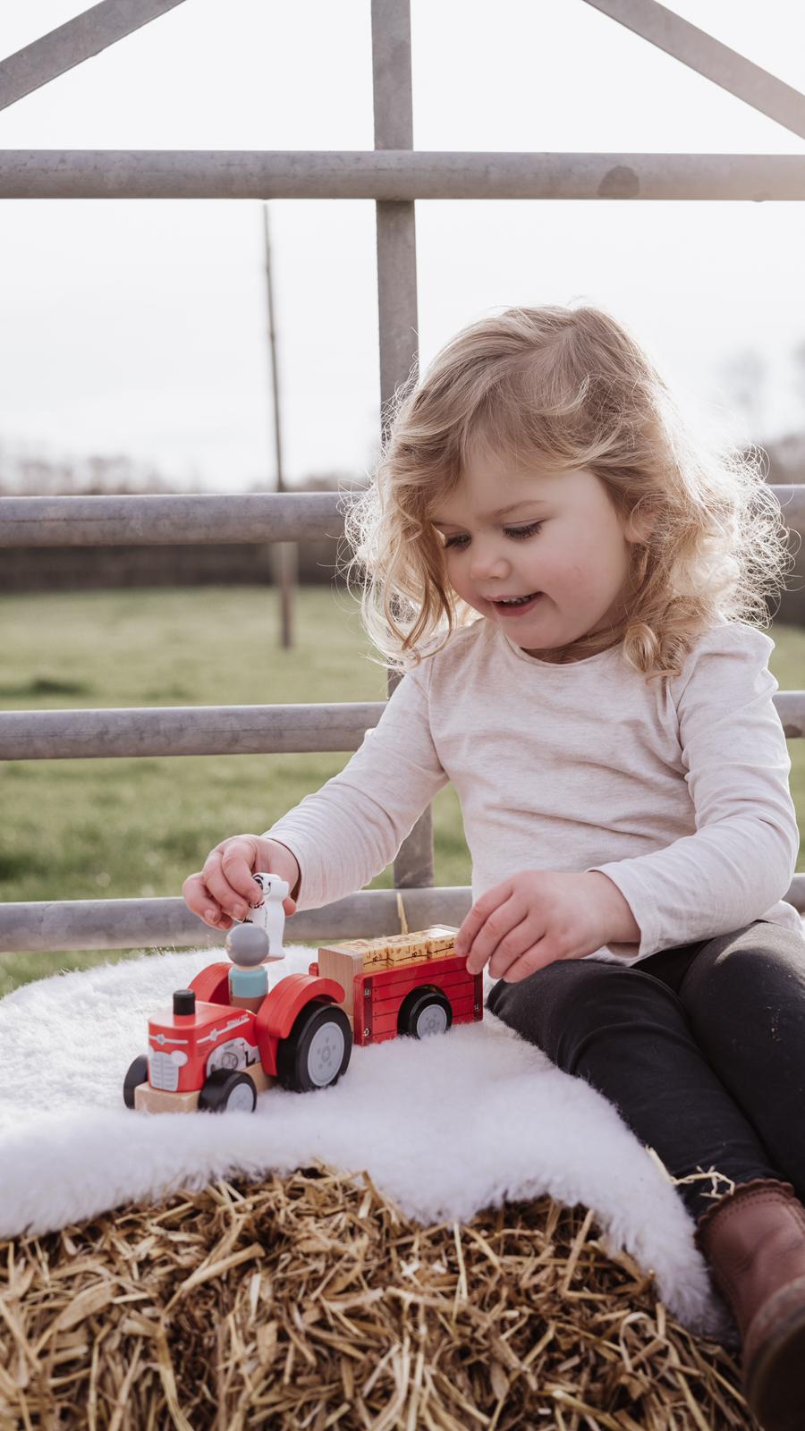 Wooden toys - Tractor and bales